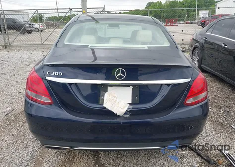 2017 Mercedes-Benz C 300 Luxury/Sport z USA, uszkodzony, nr VIN 55SWF4JBXHU232570